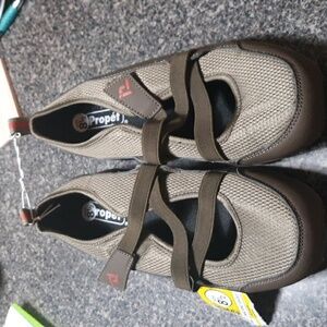 Women's Walking Shoes NWT  size 8 1/2 by Propet